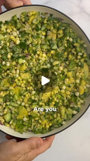 Corn And Avocado Salad, Raw Salads, Mediterranean Snacks, Corn Avocado Salad, Healthy Eating Meal Plan, Crockpot Appetizers, Salad Dishes, Cold Salad, Garlic Clove