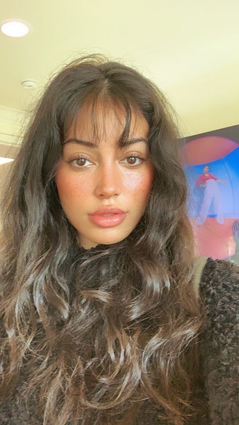 Cindy Kimberly on Twitter: "my bangs and curly hair rlly said: let’s switch up the vibe… " Fringe Long Hair, How To Cut Bangs, Natural Hair Beauty, Cindy Kimberly, Curly Hair With Bangs, Hair Stylist Life, Haircuts For Long Hair, Hair Inspo Color, Long Curly Hair