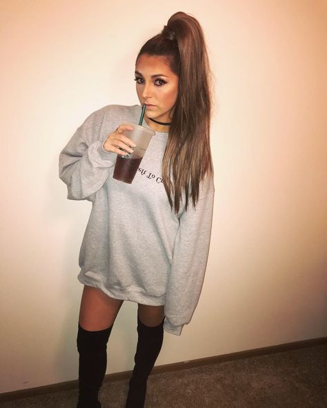 Easy Celebrity Halloween costume - Ariana Grande Ariana Grande Costume, Rainbow Halloween Costume, College Halloween Costumes, College Halloween Party, Clueless Costume, Easy College Halloween Costumes, Rainbow Halloween, Popular Costumes, Celebrity Costumes