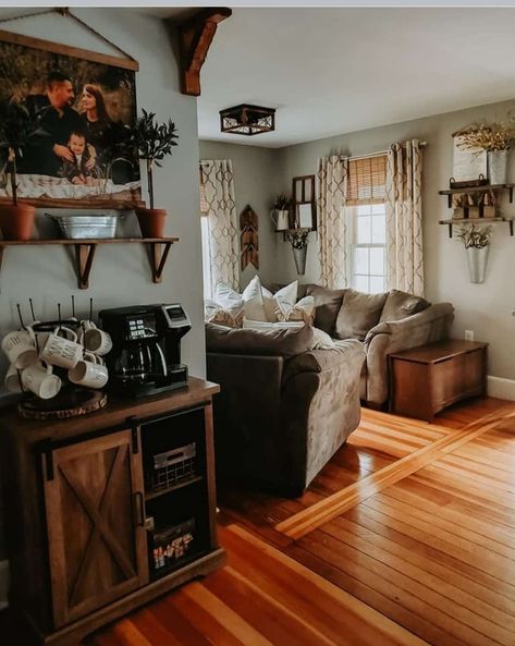 Brown And Black Farmhouse Living Room, Country Boho Living Room Decor, Western Home Decor Trailer, Hobo Farmhouse Living Room, Small Country Apartment, Rustic Country Living Room Decor, Simple Aesthetic Home Decor, Western Home Wall Color, Bedroom Decor Western Rustic