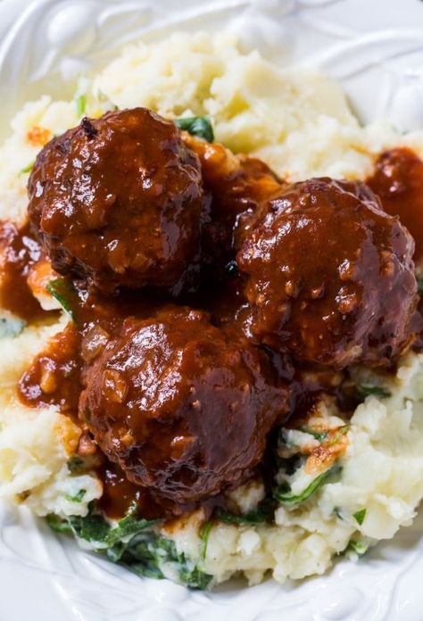 Red Wine Braised Meatballs with Spinach-Gruyere Mashed Potatoes Braised Meatballs, Meatballs And Mashed Potatoes, Wine Gravy, Red Wine Recipe, Red Wine Gravy, Cold Weather Food, Beef Meatballs, Mashed Potato Recipes, Low Fodmap Recipes