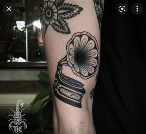 Gramophone Tattoo Traditional, Victrola Tattoo, Traditional Music Tattoo, Traditional Tattoo Wrist, Traditional Tattoo Music, Gramophone Tattoo, Vintage Tattoo Art, American Traditional Tattoo Ideas, Traditional Tattoo Ideas