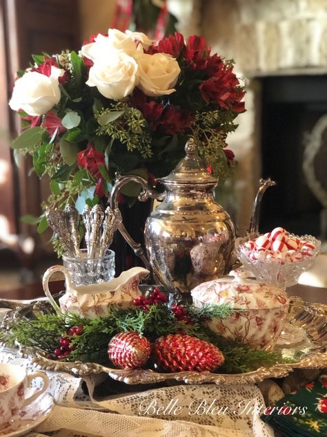 Christmas Afternoon Tea, Home Decor Ideas Christmas, Christmas Tea Party, Decor Christmas Home, Christmas Home Decor Ideas, Christmas Table Setting, Christmas Entertaining, Inside Decor, Silver Tea