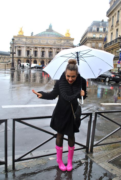 Hunter Boot Outfit, Boots Black Outfit, Outfit In Paris, Hunter Boots Black, Rainy Weather Outfits, Pink Hunter Boots, Rain Boot Outfit, Rainy Day Outfit For Work, Hunter Boots Outfit