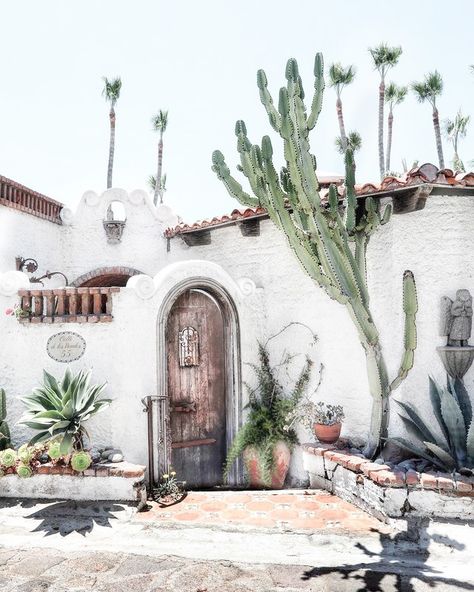 Hacienda Organic Homes, Style Hacienda, Desert Cottage, Boho Glam Home, Cacti Garden, Stucco Colors, Casa Hobbit, Hacienda Style Homes, Courtyard Entry