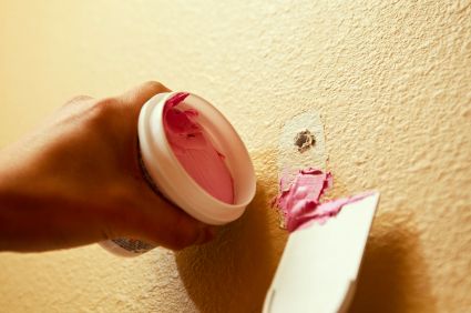 This is a guide about filling nail holes in a wall. Whether it's from hanging artwork or shelving, nail holes always need to be repaired. Fixing nail holes, especially before painting a wall, will make the wall look much nicer. Stucco Patch, Stucco Repair, Fill Nail Holes, How To Patch Drywall, Patch Hole, Hole In The Wall, Drywall Screws, Hanging Artwork, Flat Paint