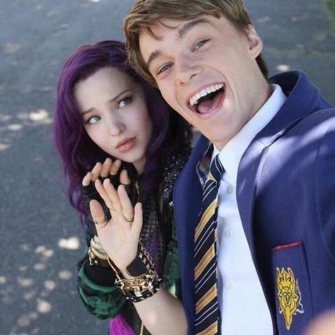 Dove and Mitchell😻♥️ mi lovveess🍓🔥 can’t wait for the loveee🌹💋 @dovecameron @mitchellhopeofficial #descendants #descendants2 #descendants3 Ben And Mal, Descendants Mal And Ben, Descendants Ben, Dove Cameron Descendants, Jackie Taylor, Descendants Pictures, Mal Descendants, Disney Descendants Movie, Descendants Characters