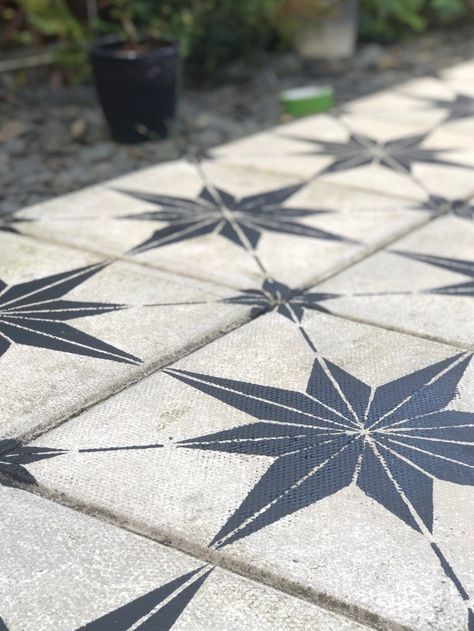 How to makeover a concrete slab patio/path for under £40 > Let's Talk... #gardenideas #garden #landscapingideas Concrete Slab Patio, Concrete Landscaping, Tile Patio, Flag Stone, Stencil Concrete, Stone Paving, Cement Patio, Painted Patio, Patio Garden Design