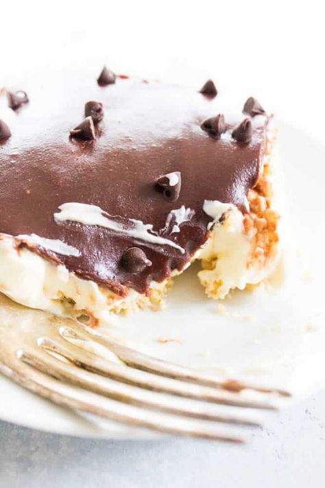 NO BAKE BOSTON CREAM PIE CHEESECAKE where two desert classics collide into an easy and insanely delicious dessert that requires no baking! #cheesecake #nobake #bostoncreampie #easyrecipe Boston Cream Pie Cheesecake, No Bake Boston Cream Dessert, No Bake Boston Cream Cake, Cookies And Cream Pie No Bake, Cream Cheese Peanut Butter Pie No Bake, Pie Dessert Recipes, Boston Creme Pie, Baking Cheesecake, Fancy Baking