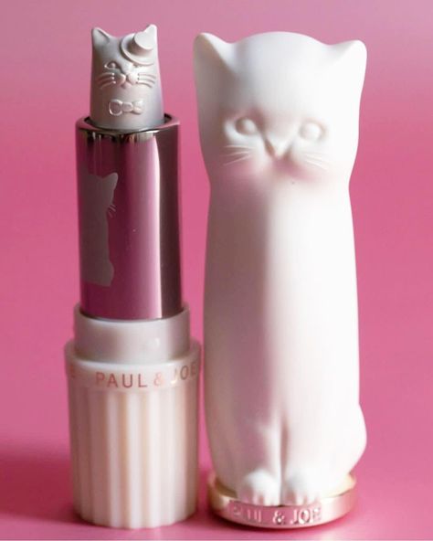 For cat lovers only | Highlighter + kitty lipstick case @paulandjoe_beaute 😻 Who wants some ? Paul And Joe, Stick Highlighter, Makeup Package, Lipstick Case, Fancy Makeup, Paul & Joe, Makeup Items, Pretty Makeup, Makeup Kit