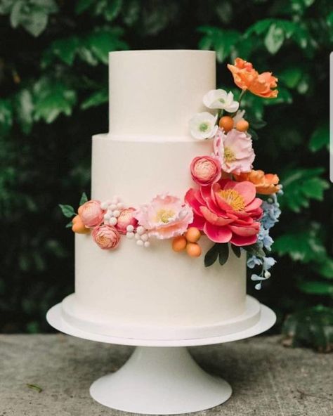 These spring wedding cakes are packing a serious punch with delicate sugar flowers, the prettiest spring color palettes and cascading floral details that are just #gorg. Find all your spring wedding cake ideas at #ruffledblog Wedding Cake With Flowers, Sugar Flowers Cake, Cake With Flowers, Spring Wedding Cake, Pretty Wedding Cakes, The Wedding Cake, Floral Wedding Cake, Floral Wedding Cakes, Boda Mexicana