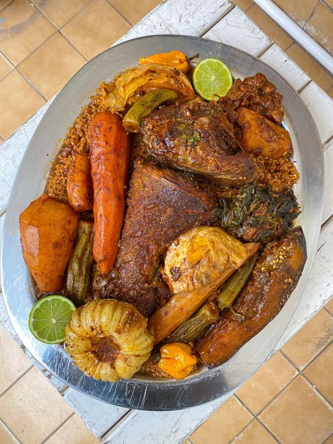 Recette et Photos étape par étape: Comment faire le Tiebou Dieune (riz au poisson), le plat national sénégalais Fish And Rice, Potato Salad Healthy, West African Food, Africa Food, Native Language, Nigerian Food, National Dish, Salad With Sweet Potato, Lunch Salads