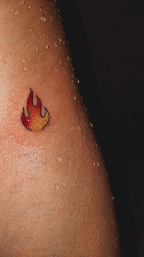 Minimalist Fire Tattoo, Tattoo Fogo, Fogo Tattoo, Small Flame Tattoo, Fire Tattoo For Women, Fuego Tattoo, Fire Tattoo Designs, Llama Tattoo, Tattoo Fire