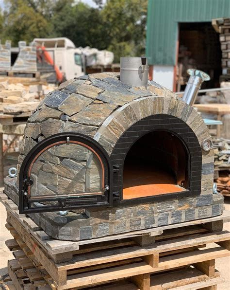 Traditional Wood Fired Brick Pizza Wood Pizza Oven, Wood Fired Oven Recipes, Italian Pizza Oven, Pizza Oven For Sale, Brick Pizza Oven Outdoor, Outdoor Fireplace Pizza Oven, Pizza Oven Outdoor Diy, Diy Pizza Oven, Wood Pizza