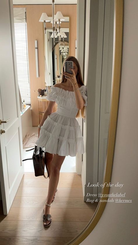 Historias • Instagram Simple White Dress Classy, Party Outfit White, White Dress Classy, Garden Party Outfit, Black Dress Style, Casual Outfits For Women, High Waisted Dress, Simple White Dress, Elegant Classy Outfits