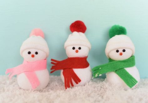 Wood Slice Snowman, Sock Snowman Craft, Christmas Wrapping Diy, Diy Snowman Ornaments, Sock Snowman, Holiday Crafts Diy, Personalised Christmas Decorations, Snowman Christmas Ornaments, Diy Snowman