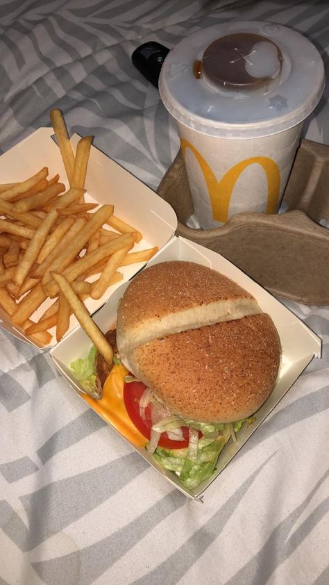 McDonald’s American Fast Food, Delicacy Food, Healthy Food Motivation, Snap Food, Food Snapchat, Food Obsession, Food Cravings, Cute Food, Aesthetic Food