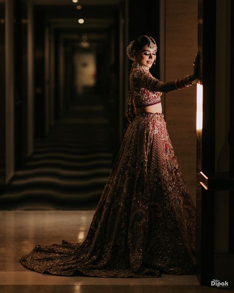 Bridal Single Poses, Reception Photoshoot Poses, Marriage Photoshoot Indian, Bride Solo Poses Indian Wedding, Bride Single Poses, Photoshoot Lehenga, Sangeet Poses, Sangeet Photography, Reception Poses