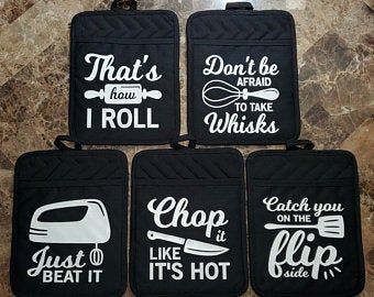 Pot Holder Crafts, Oven Mitts Gift, Sock Cupcakes, Black Funny, Cricut Project Ideas, Vinyl Gifts, Cricut Projects Beginner, Kitchen Pot, Cricut Craft Room