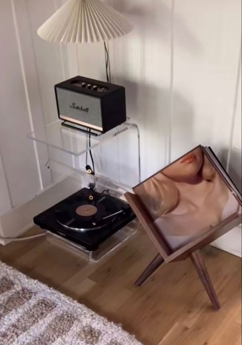 Vinyl Record Setup Ideas, Vinyl Corner Living Room, Record Player Set Up Aesthetic, Modern Record Player Setup, Vinyl Setup Aesthetic, Turntable Setup Living Rooms, Vinyl Set Up, Living Room Record Player, Record Player Aesthetic Bedroom