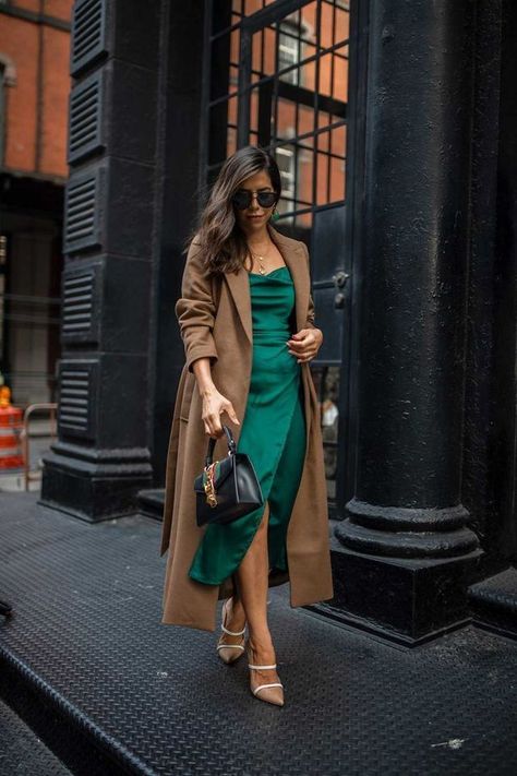 5e1b18c4c6a6d31695acbae3fd70ecc6 Green Shoes Outfit, Green Dress Outfit, Slip Dress Outfit, Fall Fashion Coats, Beige Sandals, Moda Chic, Dresses 2022, Green Dresses, Tan Heels