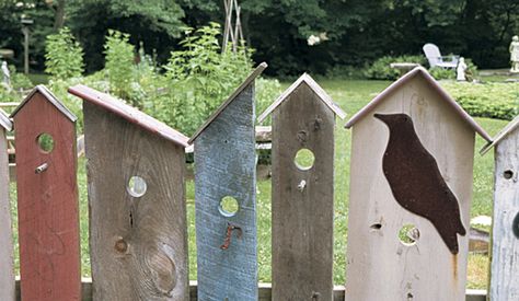 Neat idea for an old fence Decorative Picket Fence Ideas, Barn Birdhouses, Garden Plant Markers, Flea Market Gardening, Diy Fence, Garden Junk, Fine Gardening, Plant Markers, Fence Ideas