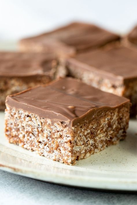 This easy rice bubble slice can be whipped up in no time and it sets in the fridge in under an hour. The kids will love it! Rice Bubble Slice Healthy, Chocolate Rice Bubble Slice, Rice Bubble Recipes, Puffed Rice Bars, Rice Bubble Slice, Sweet Slices, Slice Recipes, No Bake Slices, Tea Treats