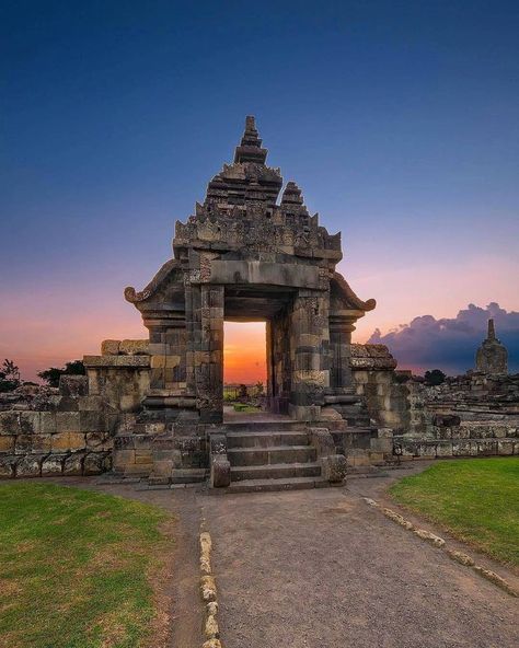 Plaosan Temple, one of the must-visit places in Central Java, #Indonesia  Photo by: IG @milan2707b Borneo Travel, Classic House Interior Design, Indian Temple Architecture, Ancient Indian Architecture, Visit Places, Temple Architecture, Central Java, Hampi, Indian Architecture