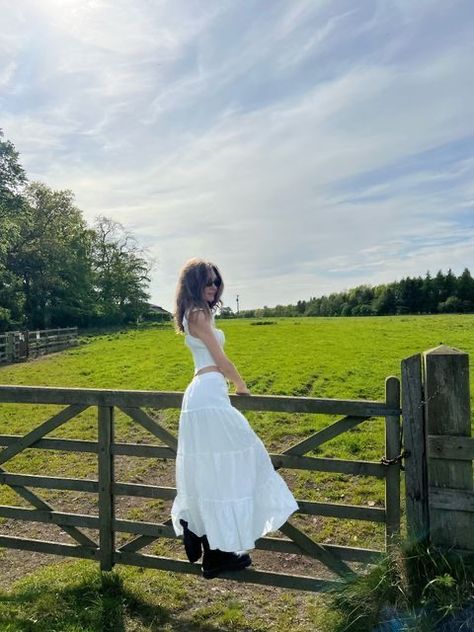 Farm Pictures Aesthetic, Rebecca Core, Farm Girl Outfits, Countryside Outfit, Farm Photoshoot, Short Hair Braids, Farm Dress, Cottagecore Vibes, Chic Short Hair