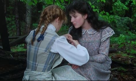 Anne Shirley And Diana Barry, Prairie Outfit, Anne And Diana, Friendship Moments, Anne Of Windy Poplars, Raspberry Cordial, Wlw Ships, Diana Barry, Anne Of Avonlea