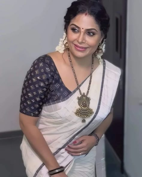 Asha Sarath In Saree, Asha Sharath, Asha Sarath, Beauty Posters, Hot Poses, Arabian Beauty Women, Face Photography, Saree Dress, Indian Actress Hot Pics