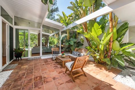 This Iconic Eichler Will Invite You to its Inside and Outside Spaces - Mid Century Home Mid Century Courtyard, House Atrium, Eichler Atrium, Eichler House, Modern Courtyard, Courtyard Ideas, Eichler Homes, Midcentury Home, Outside Spaces