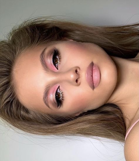 Cute Colorful Makeup Looks, Dusty Pink Makeup Look, Makeup For Pink Outfit, Light Pink Makeup Looks, Pastel Pink Makeup, Pink And Black Makeup, Pink Glam Makeup, Pink Makeup Ideas, Make Up Pink