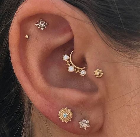 Different Types Of Piercings, Bodysuit Tattoos, Ear Peircings, Piercings Ear, Faux Piercing, Cute Ear Piercings, Cute Piercings, Emerald Earrings Studs, Tragus Piercing