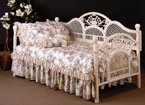 Rattan Daybed Ornate Bed, Wicker Daybed, Rattan Daybed, Daybed Mattress, Small Apartment Design, Bedroom Furnishings, Shabby Chic Bedroom, Daybed With Trundle, Furniture Vintage