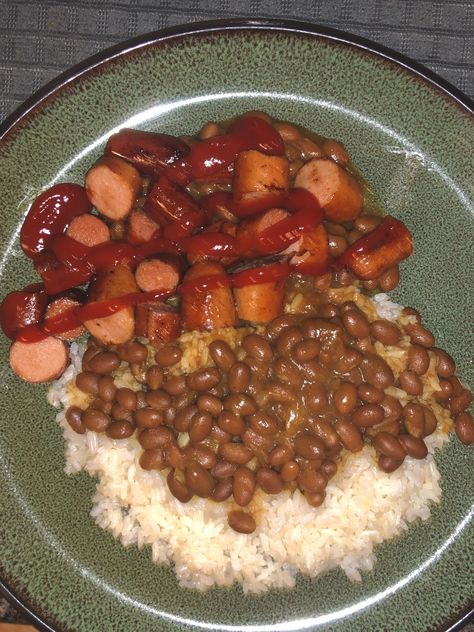 Corna quartine chopped hotdogs with ketchup with white rice and baked beans. Basically pork and beans like from camp but better. #food #healthy #healthyfood Hot Dogs And Beans, Roasted Peas, Pork And Beans, Pork N Beans, One Pan Dinner, Sleepover Food, Food Drinks Dessert, Big Meals, Winter Recipes