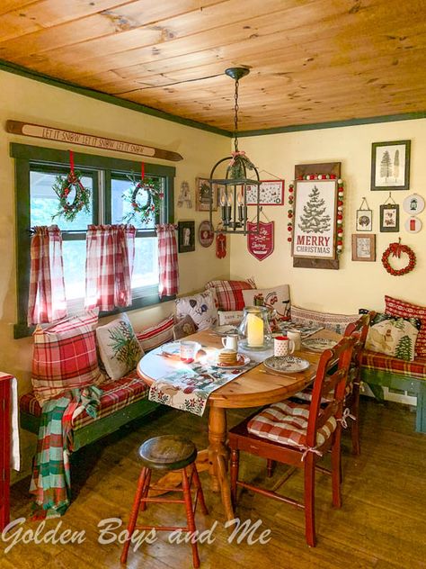 Cabin Christmas Decor, Banquette Design, Diy Seating, Cabin Christmas, Cottage Christmas, Christmas Interiors, Little Kitchen, Farmhouse Christmas Decor, The Cabin