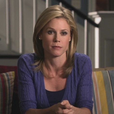 You Again Movie, Modern Family Phil, Modern Family Tv Show, Claire Dunphy, Mom Characters, Phil Dunphy, Tv Moms, Julie Bowen, Mum Fashion