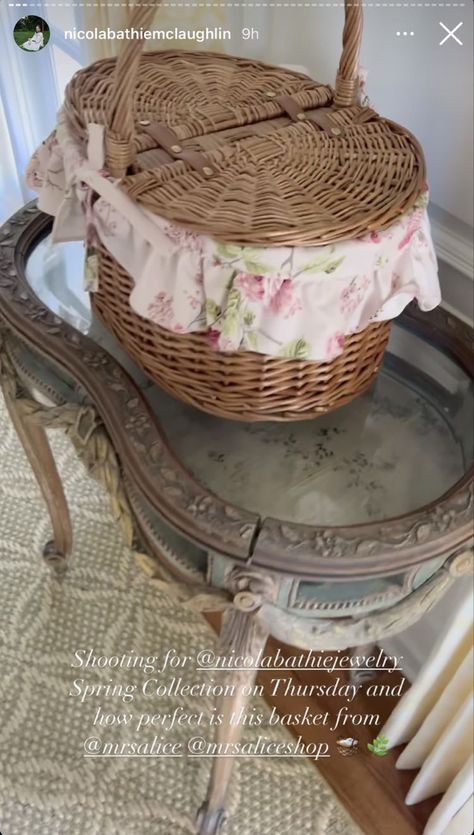 Picnic Basket Aesthetic, Basket Aesthetic, Summer Picnic, Slow Living, Small Home, Shabby Chic Decor, Summer Aesthetic, Picnic Basket, Old World