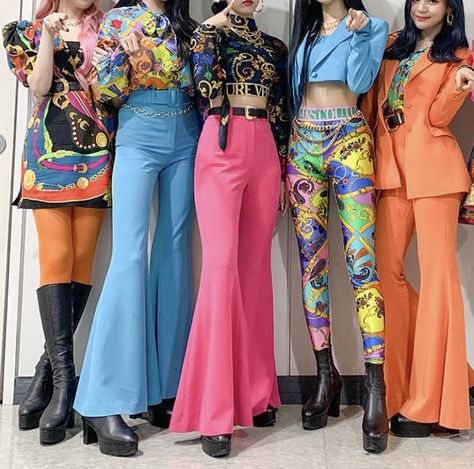 Itzy Stage, Outfit Fiesta, 21st Ideas, Graphic Design Posters Layout, Retro Outfit, 80s Disco, Disco Theme, 80’s Fashion, Fiesta Outfit