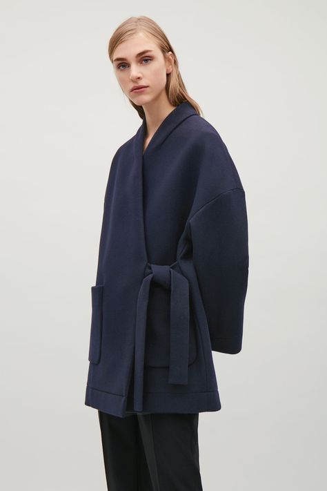 Wool Kimono Jacket, Navy Kimono Outfit, Blue Winter Dress, Kimono Winter, How To Wear Kimono, Wool Kimono, Fashion Kimono, Minimal Stil, Moda Kimono