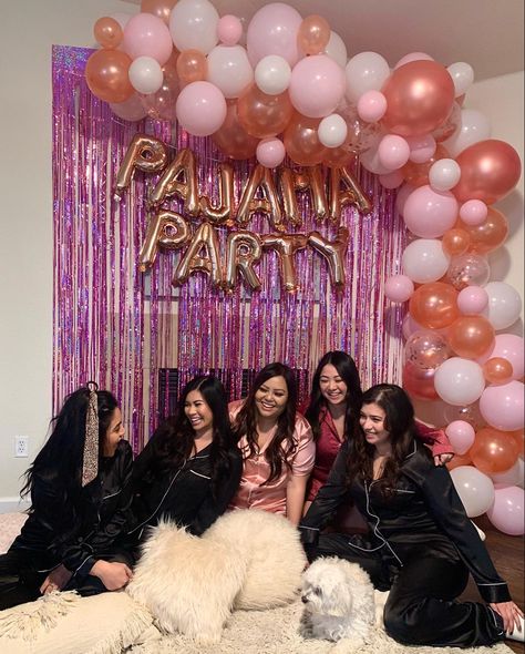 Pajamas Party Adults, Slumber Party Photo Booth, Pyjamas Night Party, Pajama Birthday Party Decorations, Pajama Party Ideas Teenage, 21st Birthday Pajama Party, Pjamamas Party Outfit, Classy Pajama Party, Pajama Party Decorations Ideas