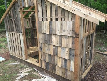 Very nice pallet coop! I like how they are cut and placed like shingles Antique Level Ideas, Pallet Coop Diy, Reclaimed Wood Chicken Coop, Chicken Coop Out Of Pallets, Pallet Chicken Coop, Pallet Coop, Pallet Shed Plans, Cheap Chicken Coops, Chicken Coop Pallets