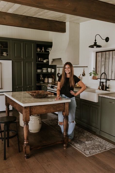 Moody Kitchen, Green Kitchen Cabinets, Cabin Kitchens, Kitchen Farmhouse, Cozy Kitchen, Cottage Kitchen, Green Kitchen, Ideas Home, Kitchen Style