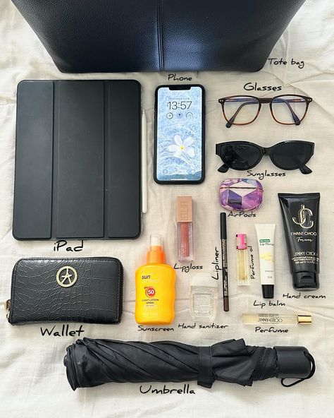 What’s in my (work) bag ☁️ #whatsinmybag #bag #whatsinmyworkbag #whatsinmytotebag #whatsinmybag What’s Inside My Work Bag, What's In My Work Bag, Work Tote Bag Essentials, Work Bag Essentials, Girly Christmas Gifts, Everyday Bag Essentials, Uni Bag, Girly Christmas, Inside My Bag