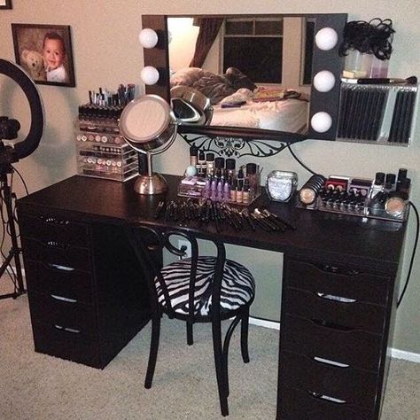 Vanity Ideas Bedroom, Black Makeup Vanity, Ikea Linnmon, Rangement Makeup, Makeup Vanities, Makeup Station, Makeup Organization Vanity, Makeup Table Vanity, Vanity Ideas