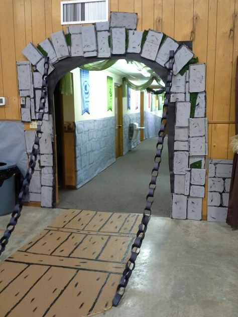 Kingdom Rock draw bridge & chain (cardboard and paper chain) We could use the rope chain like the describe on the DVD. The cardboard bridge looks very very easy. Mighty Fortress Vbs, Draw Bridge, Kingdom Vbs, Knight Birthday Party, Cardboard Castle, Knight Party, Medieval Decor, Medieval Party, Castle Decor