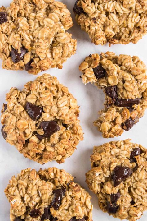 This easy and healthy 4 Ingredient Cookies recipe is all you ever need. They consist of banana, rolled oats, peanut butter, and chocolate. Rolled Oats Recipe, Healthy Cookie Recipe, 4 Ingredient Cookies, Oats Peanut Butter, Banana Roll, Healthy Cookie, 4 Ingredient Recipes, Banana Oatmeal Cookies, Peanut Butter Roll