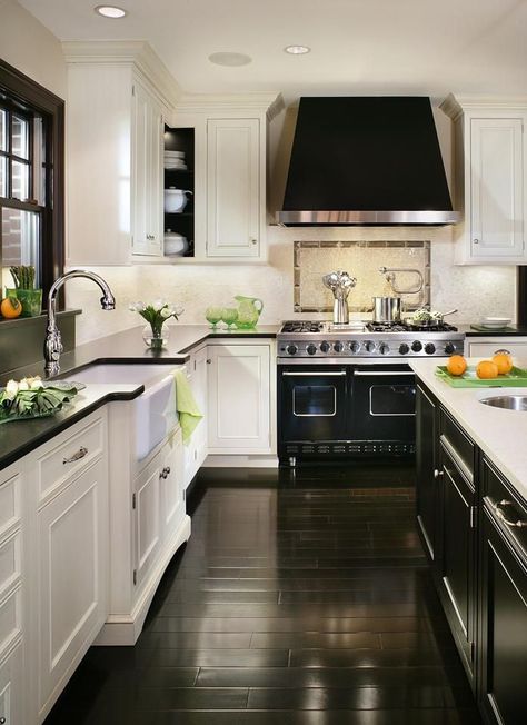 dark-hardwood-kitchen-floor Black White Kitchen, Kabinet Dapur, Black Countertops, Dark Wood Floors, Classic Kitchen, Pool Design, Counter Tops, Kitchen Remodel Idea, White Cabinets