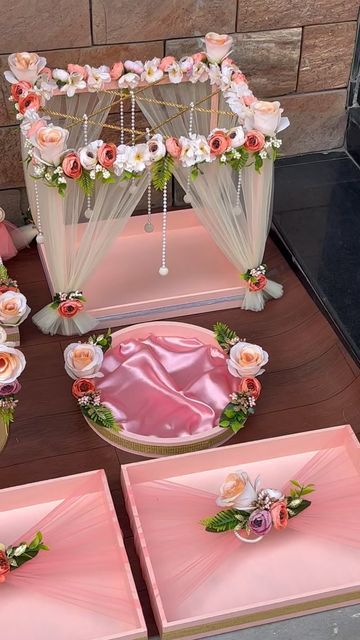 Wedding Gift Box Decorating Ideas, Decoration Trays Ideas, Makeup Tray Decoration For Wedding, Wedding Platter Ideas, Hamper Decoration Ideas, Kankotri Lakhan Decoration, Wedding Tray Decoration Ideas, Tray Decoration Wedding, Packing Ideas For Wedding